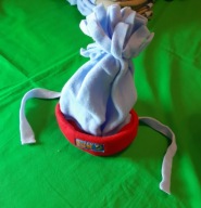 Błękitno-czerwona, polarowa czapka z nausznikami