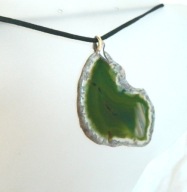 Zielony, nieregularny surowy plaster agatu, duży wisior