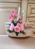 Koszyk wielkanocny biały zdobiony kwiatami