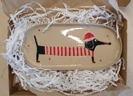 Podłużny talerz ceramiczny ze świątecznym jamnikiem od Agata Ryszkowska