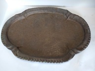 Ozdobna stylowa tradycyjna metalowa taca pod wazon