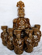 ZESTAW ZAGŁOBA KARAFKA + 6 KUBKÓW PORCELIT ANTYK PRL DLA KOLEKCJONERA