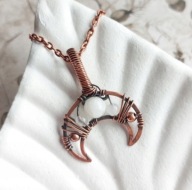 Mała lunula z kamieniem księżycowym, miedziana, prezent dla koleżanki