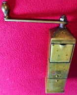 STARY reczny mosiezny mlynek do kawy na korbe DRPa