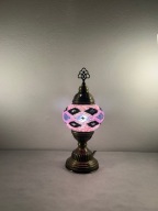 Lampa stołowa w kolorze mozaiki, zdobiona motywami tureckimi.
