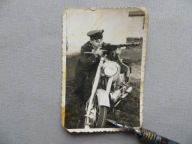 STARY MOTOCYKL ŻOŁNIERZ LWP PISTOLET MASZYNOWY STARA FOTOGRAFIA ciekawa