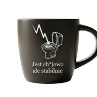 Kubek z grawerem „Jest ch*jowo ale stabilnie” czarny mat