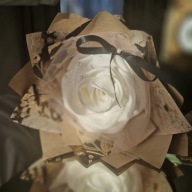 Wieczna róża ecru , lśniąca duża róża, prezent Bogato zdobiona unikat