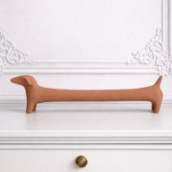 Figurka dekoracyjna jamnik pies brązowa rzeźba – nowoczesna Klarite