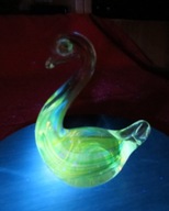 Szkło artystyczne szlachetne z fuorescencją w UV. Europa XX w. Labądź.