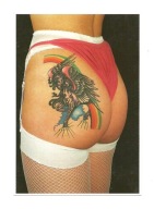 Pocztówka - Richter, Sarah i jej tatuaż z Pegazem