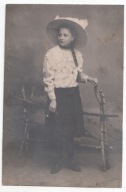 PANIENKA Z WARKOCZEM DUŻY KAPELUSZ LETNI OK. 1910