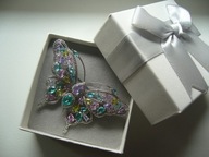 PIĘKNA BROSZKA ZAWIESZKA MOTYL CYRKONIE + PUDEŁKO PREZENTOWE