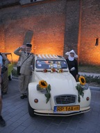 Żandarm i zakonnica kultowym Citroenem 2cv na lody z Nyski w Krasiczynie