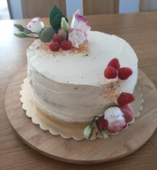 Tort z owocami i bitą śmietaną.