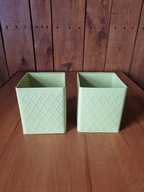 dwa zielone blaszane pudełka