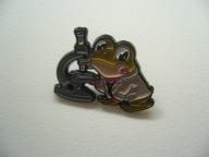 METALOWA EMALIOWANA PIN PRZYPINKA ŻABA ŻABKA NAUKOWIEC