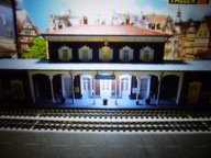 Dworzec Kolejowy z Czerwonej Cegły i Oświetlony Ledami w H0