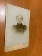 polski kartonik- dama z broszką- Sambor XIXw