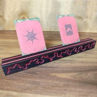 Drewniana podstawka na karty do gier planszowych - czerwona. Rękodzieło.