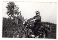DZIEWCZYNA NA MOTORZE - FOTOGRAFIA Z LAT 60-TYCH.