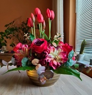 kompozycja z gumowanymi tulipanami, stroik na cmentarz