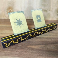 Drewniana podstawka na karty do gier planszowych - zółta. Rękodzieło.