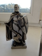 Krzyżak XIII w. z toporem i tarczą żołnierzyk figurka wys. ~150 mm _NOWY
