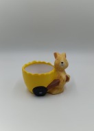 Zajączek z taczką która jest wielkim jajkiem - figurka, pojemnik, osłonka