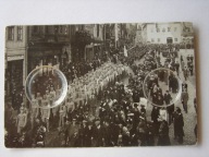 Przemarsz wojska przez miasto, parada , żołnierze / reklamy sklepów