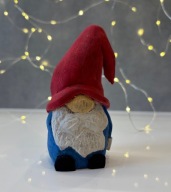 Ręcznie rzeźbiony gnom z dębu – dekoracja świąteczna premium | 10,5 cm