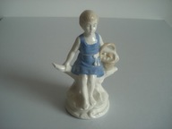 FIGURKA DZIEWCZYNKI Z KOSZYKIEM-SYGNOWANA.1989 R.