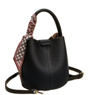 Torebka czarna typu wiaderko mała sztywna do ręki i na ramię kosmetyczka