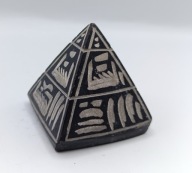 Piramida z Egiptu - z kamienia - wyrzeźbione hieroglify - EGIPT (b)