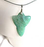 Zielony agat pajęczy, niezwykły kształt, wisior na rzemieniu