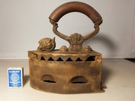 Stare żelazko na węgiel z głową rycerza