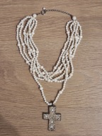 biały naszyjnik koraliki z krzyżem korale