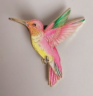 Metalowa broszka różowy koliberek