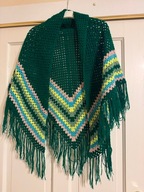 Chusta szydełkowa zielona vintage z czasów PRL ponczo damskie z frędzlami