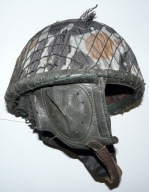 Polski hełm wz. 63 spadochronowy w pokrowcu i siatce maskującej