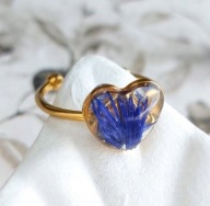 Pierścionek regulowany z niebieskimi kwiatami, złota stal, chabry w żywicy