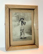 Młody górnik z lampą górniczą i oskardem-stara fotografia w ramie .