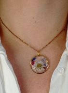 Złoty naszyjnik prawdziwymi kwiatami w żywicy ręcznie robiony dzień kobiet