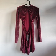 Błyszcząca sukienka z wycięciem na plecach PrettyLittleThing 36 koktajlowa