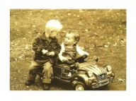 Pocztówka - Dzieci i samochodzik-zabawka / Citroën 2CV