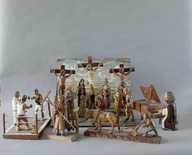 Kolekcja rzeźb ludowych z XX wieku.