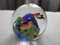 SZKLANA KRYSZTAŁOWA KULA MURANO KOLOROWE RYBKI NA RAFIE WULKANICZNEJ