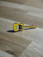 Przypinka emaliowana w kształcie kostki gitarowej