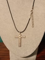 Uroczy krzyżyk w kolorze srebra