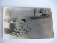DZIECKO W WÓZKU WÓZEK stare FOTO 1961